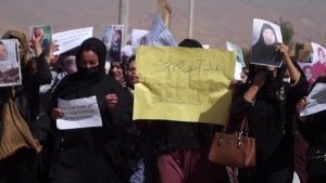 راهپیمایی دانشجویان دانشگاه بامیان در محکومیت حمله بر آموزشگاه کاج